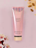 Lotion Parfumée Scintillante « Velvet Petals » par Victoria's Secret - Image 3