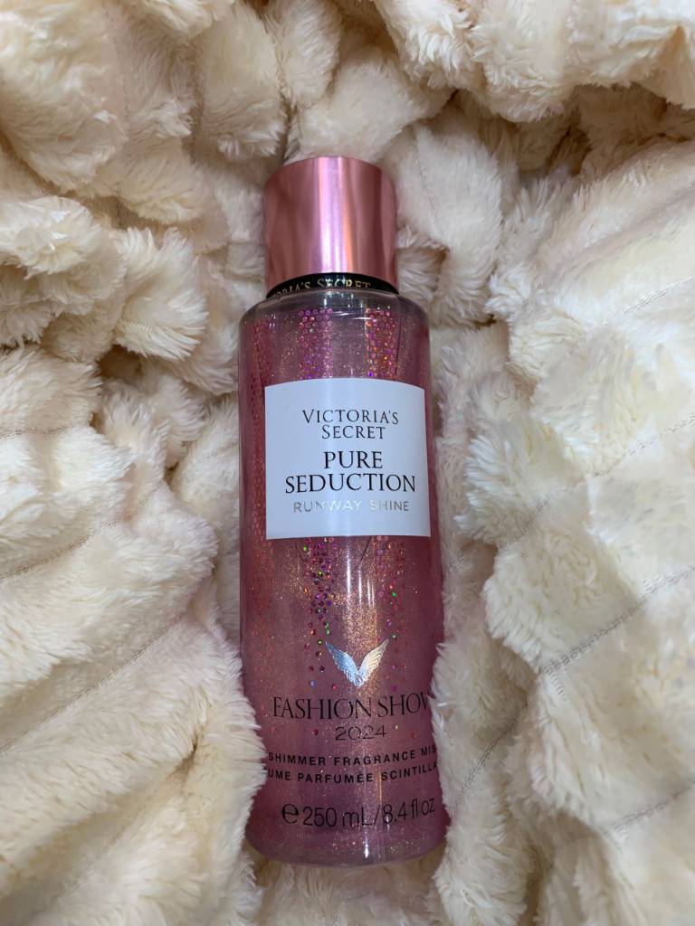 image (6) Brume Parfumée Scintillante « Pure Seduction - Runway Shine » par Victoria's Secret - Image 1