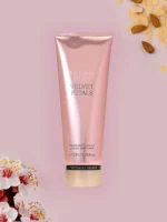 Lotion Parfumée Scintillante « Velvet Petals » par Victoria's Secret - Image 2